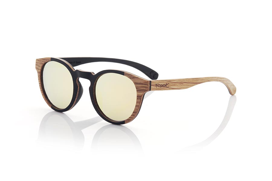 Wood eyewear of Oak BOHO RY. BOHO sunglasses are made in a combination of two spectacular woods. Oak wood on the outside of the saddle and outside of the temples and Mpingo wood (African Black wood) on the inside of the saddle and internal area of the temples. The temples are finished in hawksbill acetate with internal rod which allow to be adjusted if necessary. It is a finely executed elegant and original model with a very careful finish that will surprise you with its originality and the combination of woods. Front measurement: 140x48mm Caliber: 47 for Wholesale & Retail | Root Sunglasses® 